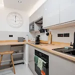 Private Ensuite Minifridge Desk Free Parking