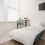 Private Ensuite Minifridge Desk Free Parking