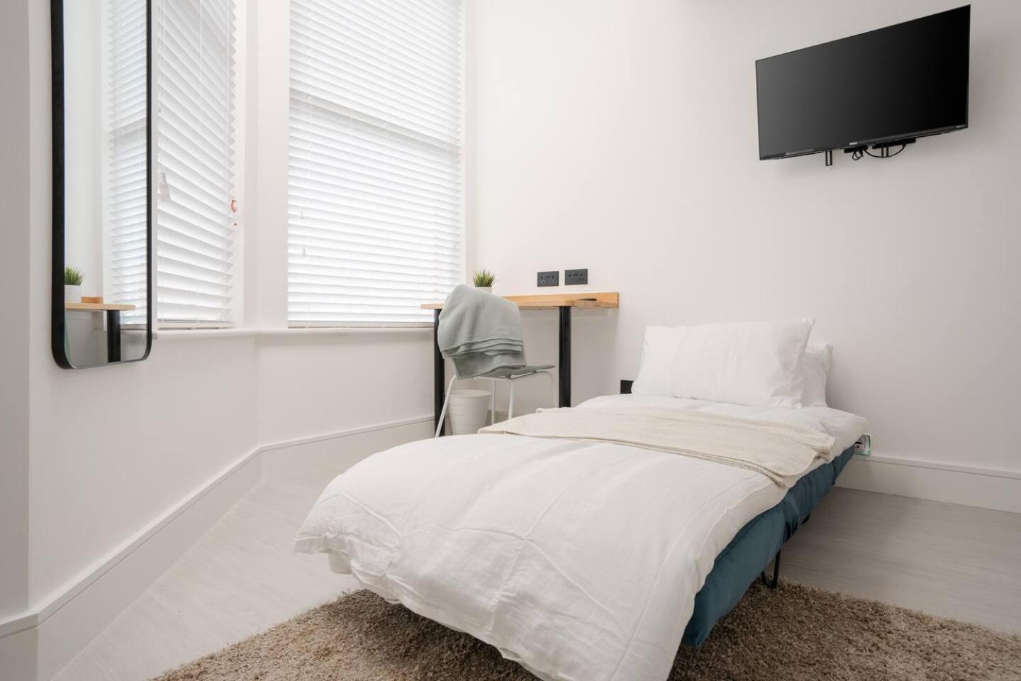 Apartment Private Ensuite Minifridge Desk Free Parking Liverpool