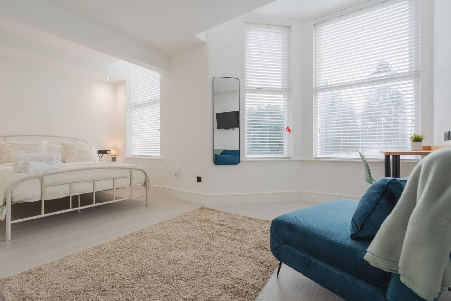 Private Ensuite Minifridge Desk Free Parking Apartment
